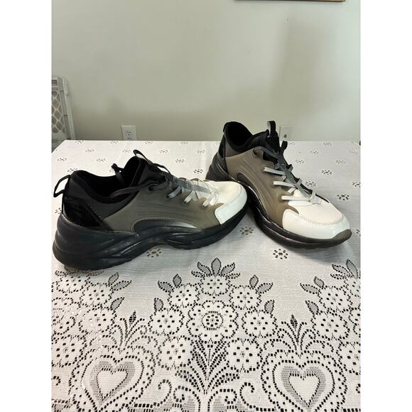 GUESS USA Women's Active Shoes - Size 9M - Picture 7 of 7